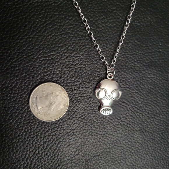 Gas mask silver tone necklace - Picture 3 of 3